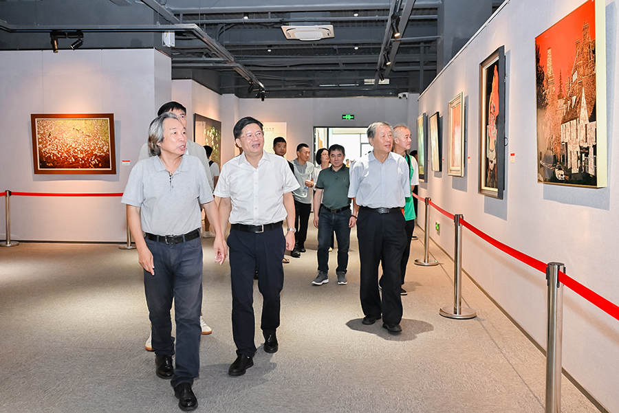 7、廈門(mén)市人大常委會(huì)副主任吳子?xùn)|、廈門(mén)市政府原副市長(zhǎng)潘世建、廈門(mén)市文旅局副局長(zhǎng)王國(guó)娣等領(lǐng)導(dǎo)蒞臨展覽現(xiàn)場(chǎng)參觀考察，中國(guó)美術(shù)家協(xié)會(huì)漆畫(huà)藝術(shù)委員會(huì)主任、廈門(mén)市美術(shù)家協(xié)會(huì)主席陳金華，蓮福美術(shù)館館長(zhǎng)葉水省陪同參觀.jpg
